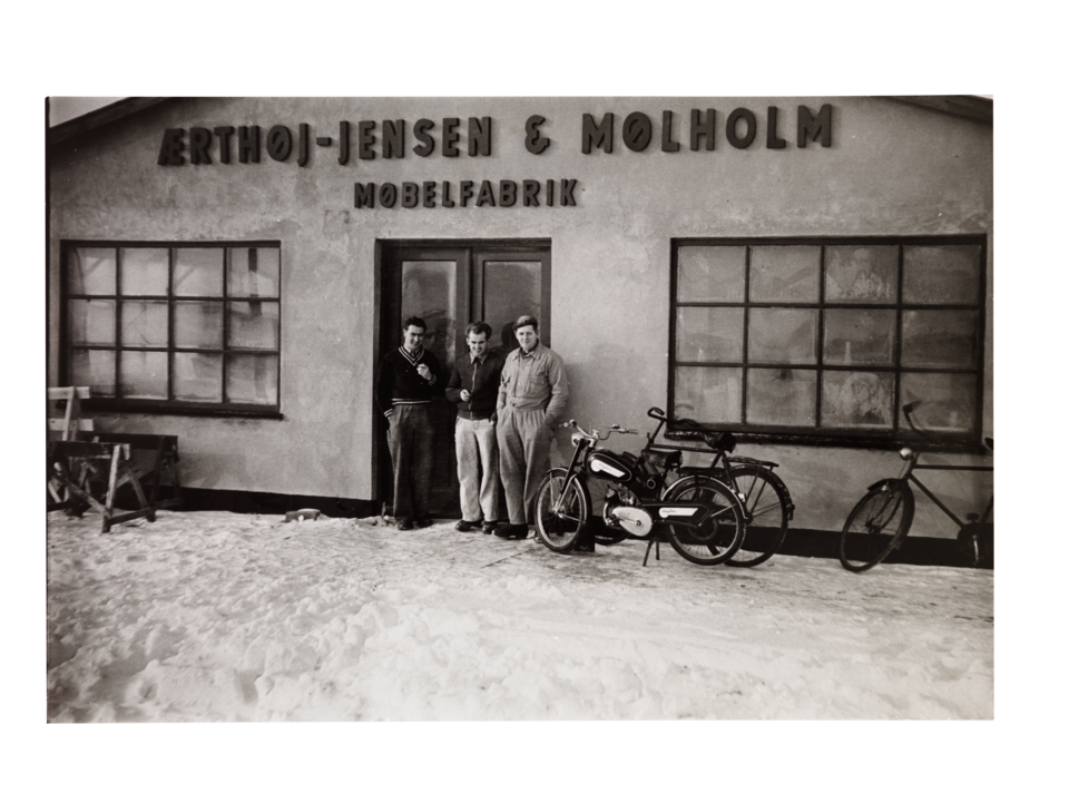 Jensen Ærthøj i Tage Mølholm przed swoją fabryką mebli, Herning 1952 r.