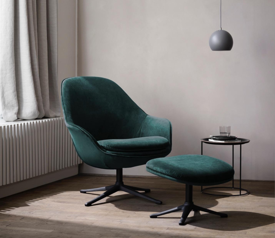 Fotel Adelaide, niebieskozielona tkanina Velvet, cena 6.158,-<br>Podnóżek Adelaide, niebieskozielona tkanina Velvet, cena 1.905,-