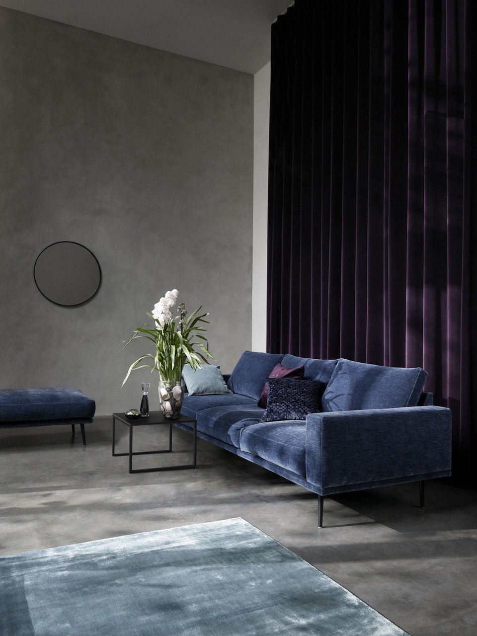 Sofa Carlton, cena od 7.529,-<br>Podnóżek Carlton, cena od 2.869,-<br>Stolik kawowy Lugo, fornir dębowy w kolorze espresso/czarny lakier, cena 849,-