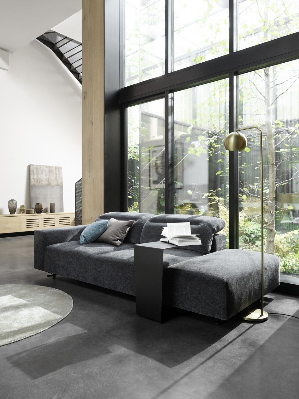 Sofa Hampton z regulowanym oparciem i szezlongiem, schowkiem i podłokietnikiem po lewej stronie, cena od 8.869,-<br>Stolik pomocniczy Ottawa, cena 1.315,-<br>Lampa podłogowa Kip, cena 2.319,-