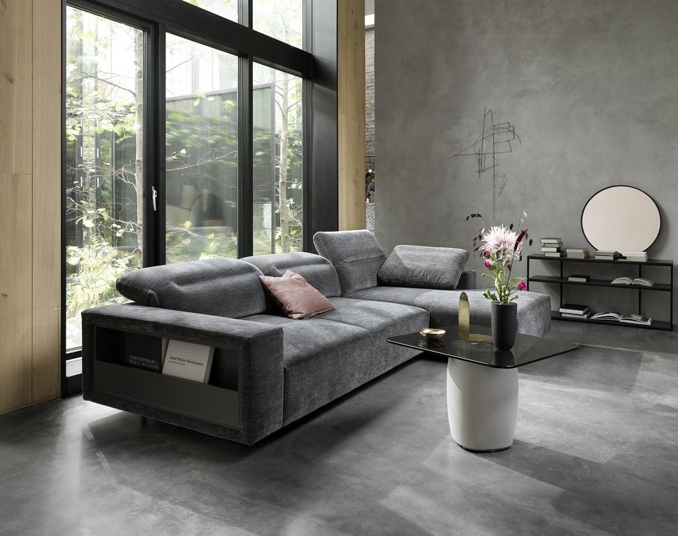 Sofa Hampton z regulowanym oparciem i modułem wypoczynkowym, oraz schowkiem, cena od 12.890,-<br>Stolik Bilbao, cena 1.990,-