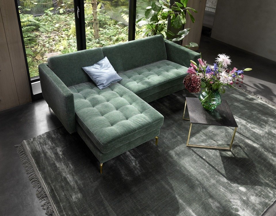Sofa Osaka z szezlongiem, pikowane siedzisko, cena od 7.029,-<br>Stolik Lugo, dąb w kolorze espresso/matowy brąz, cena 959,-