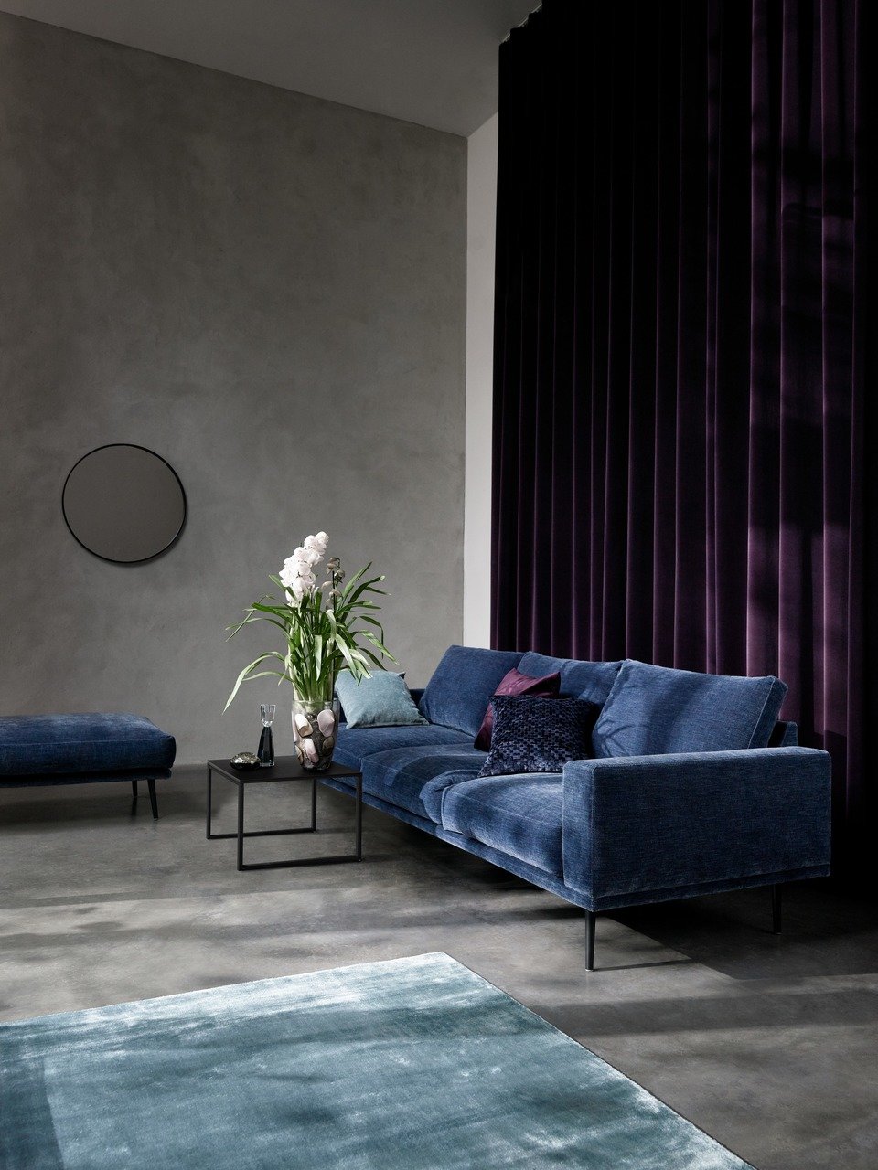 Sofa Carlton, ciemnoniebieska tkanina Napoli. Cena 9.796,- (Cena regularna 11.525,-)<br>Pufa Carlton, ciemnoniebieska tkanina Napoli. Cena 3.484,- (Cena regularna 4.099,-)<br><br>