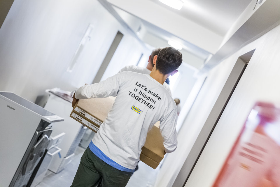 43 wolontariuszy z Grupy IKEA aktywnie włączyło się w aranżacje mieszkań oraz montaż mebli