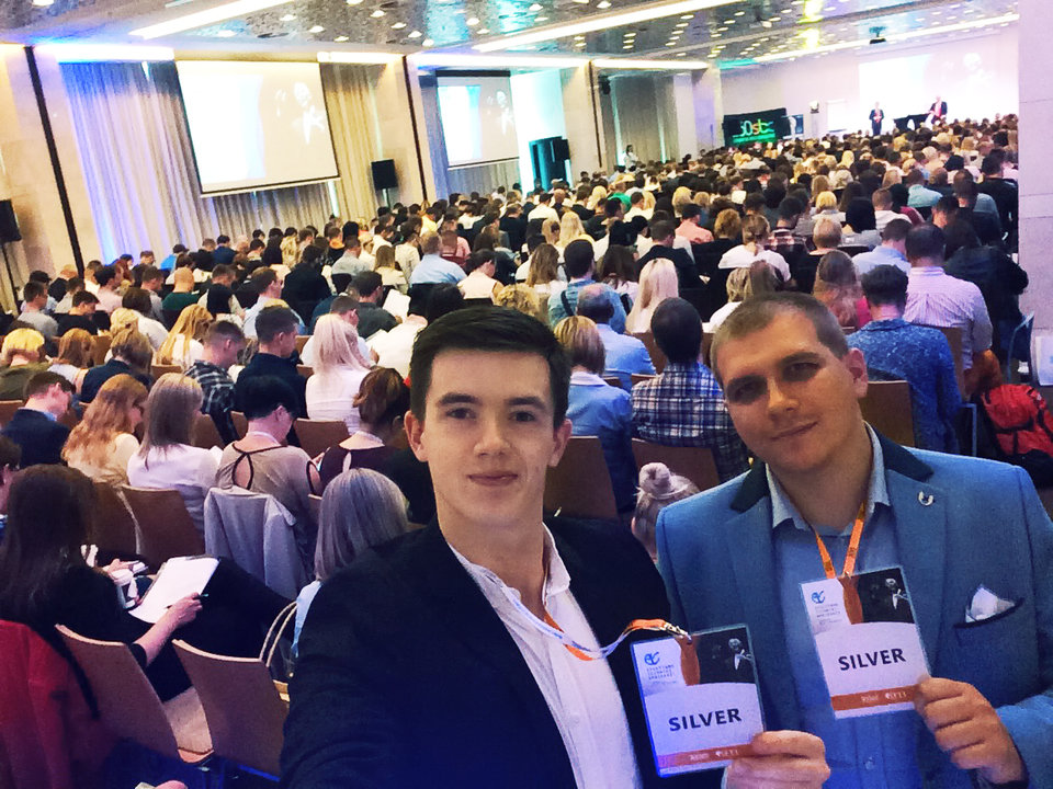 Bartosz Furtak i Maksymilian Prusak - New Business Managerowie click community podczas konferencji Efektywne Techniki Sprzedaży - Brian Tracy w Poznaniu.