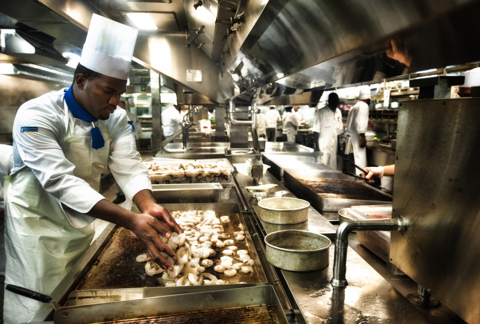 TheWorldsBiggestCruiseShip_11_Mega Food.jpg