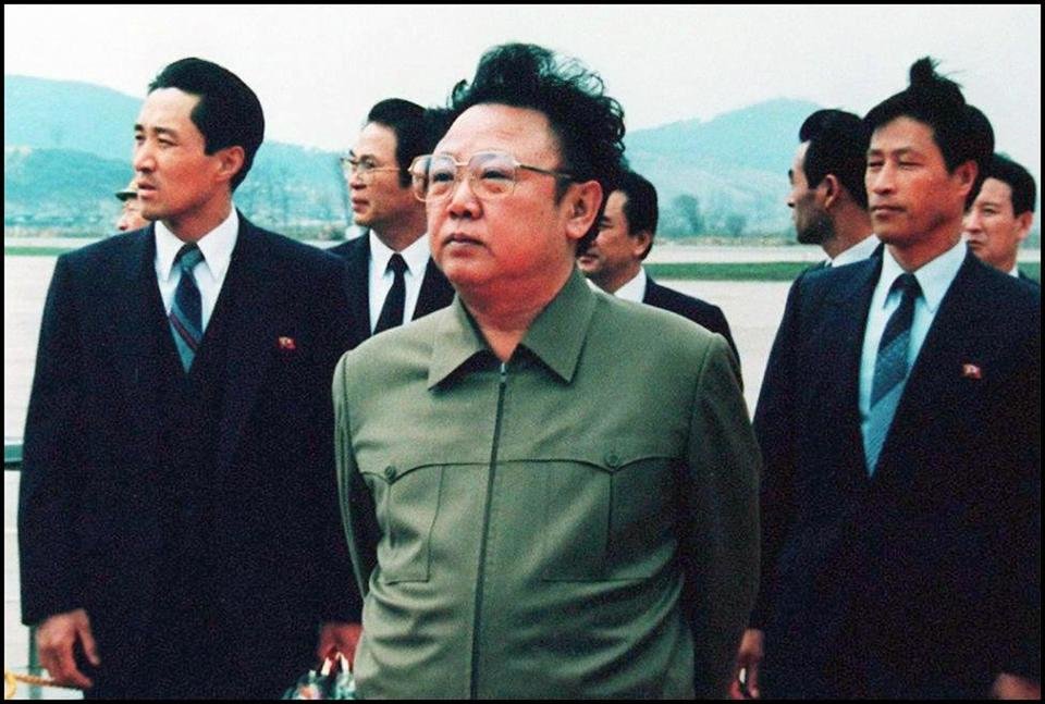 Zdjęcie z 17 kwietnia 1992 r. przedstawiające lidera Korei Północnej Kim Dzong Ila na lotnisku w Pyongyangu, po wizycie chińskiego prezydenta Yang Shangkun<br><br>Źródło: STR/AFP/Getty Images