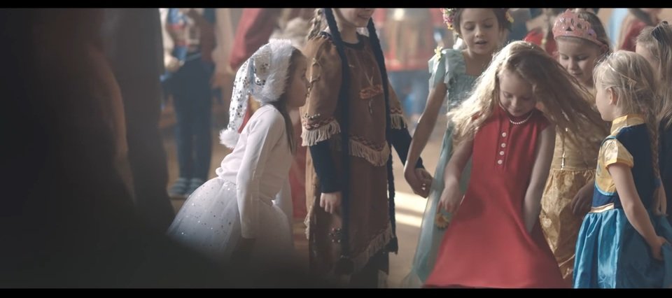 Kadr z najnowszej reklamy Allegro „Bal”