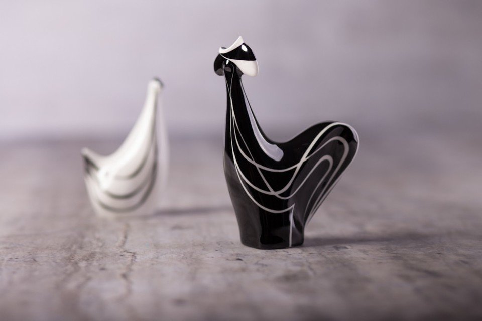 Na zdjeciu: figurki kurka z kogutem, wzór z roku 1957, projektant: Lubomir Tomaszewski. Fot. Fabryka Porcelany AS Ćmielów