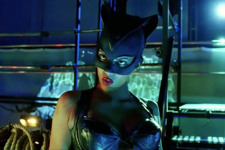 Kadr z filmu "Catwoman" z Halle Berry. Fot. Warner Bros Pictures