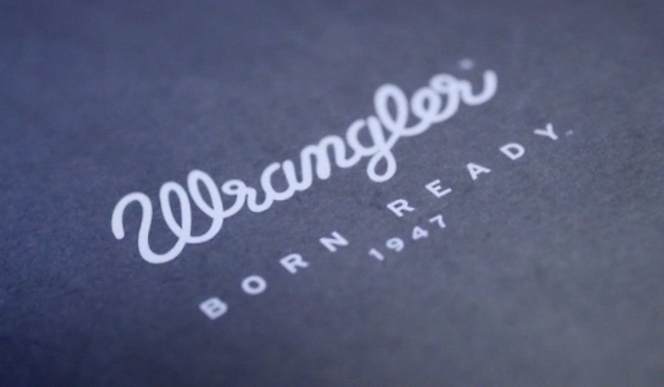 Kiedy Hudson Overall Company dorobiło się unikanego stylu, postanowiono zmienić nazwę marki na Wrangler, czyli „kowboja”.