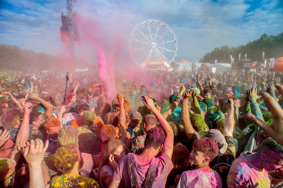 Farbki do malowania ciała, spraye koloryzujące włosy, sztuczne irokezy czy wianki z kwiatów to must-have podczas każdego Woodstocku. Na zdjęciu: 22. Przystanek Woodstock. Fot. Pan Borsuk
