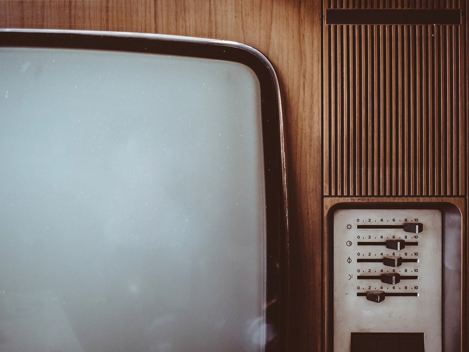 Kineskopowy telewizor musiał się „rozpalić”, co zazwyczaj oznaczało konieczność odczekania kilkudziesięciu sekund po włączeniu, aż obraz pojawi się w pełnej okazałości.