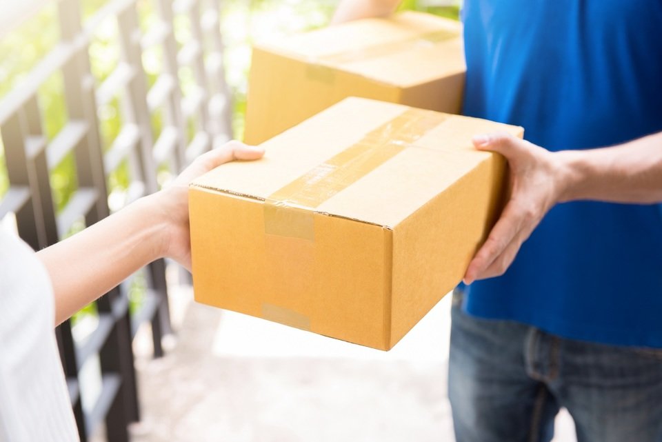 Klienci cenią przede wszystkim niską cenę i niewysokie lub najlepiej zerowe koszty przesyłki oraz szybkie dostarczenie kupionego przedmiotu pod wskazany adres. Fot. Shutterstock.com