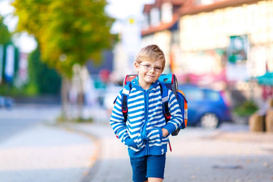 Wybór tornistra nie jest zadaniem łatwym. Zła decyzja może mieć dla dziecka poważne konsekwencje zdrowotne: grozi wadami postawy. Fot. Shutterstock.com
