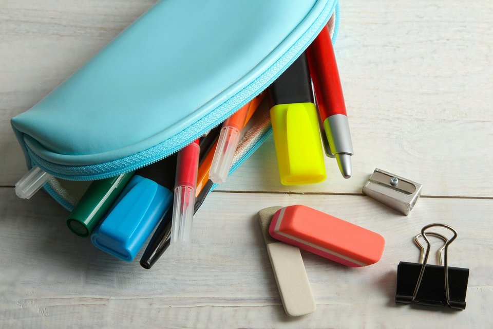 Przybory szkolne noszone luzem mogą się zgubić, wypaść, ale przede wszystkim zniszczyć. Dlatego wiele lat temu wymyślono piórnik. Fot. Shutterstock.com