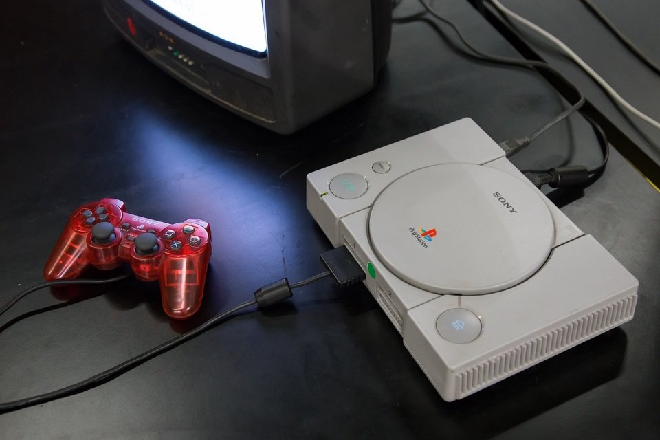 PlayStation pomimo brzydkiej, szarej obudowy kryło w sobie piękne wnętrze i momentalnie stało się marzeniem wszystkich fanów gier. Fot. Shutterstock.com
