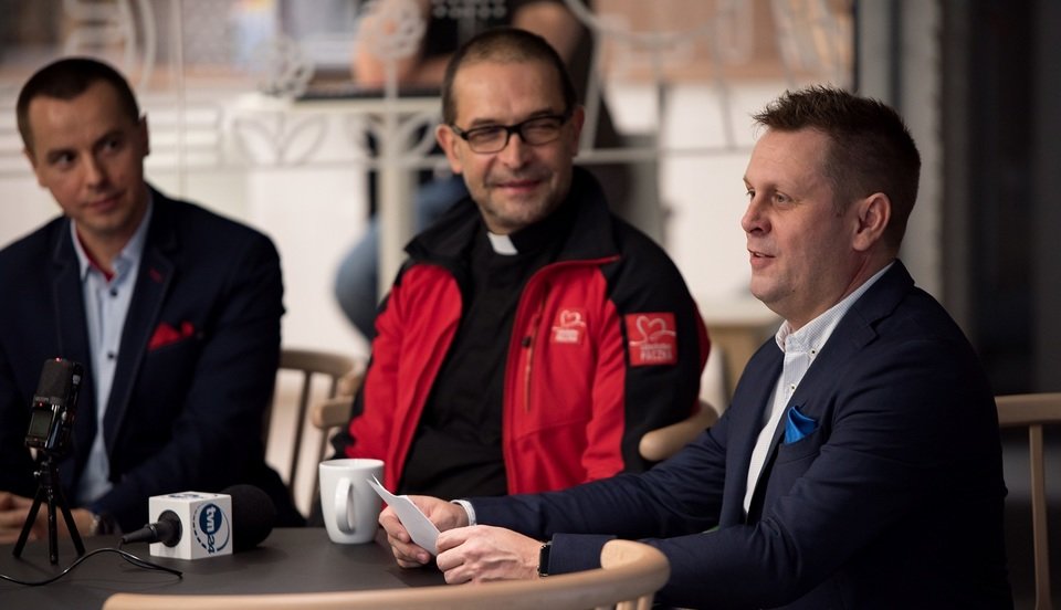 Na zdjęciu od lewej: Krzysztof Filarski, ks. Jacek WIOSNA Stryczek, Krzysztof Śpiewek, CSR Allegro. Fot. Darek Kociak