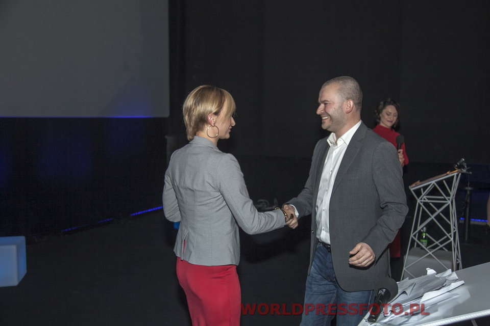 Patrycja Sass-Staniszewska, prezes Izby Gospodarki Elektronicznej, wręcza nagrodę prezesowi Allegro Przemysławowi Budkowskiemu