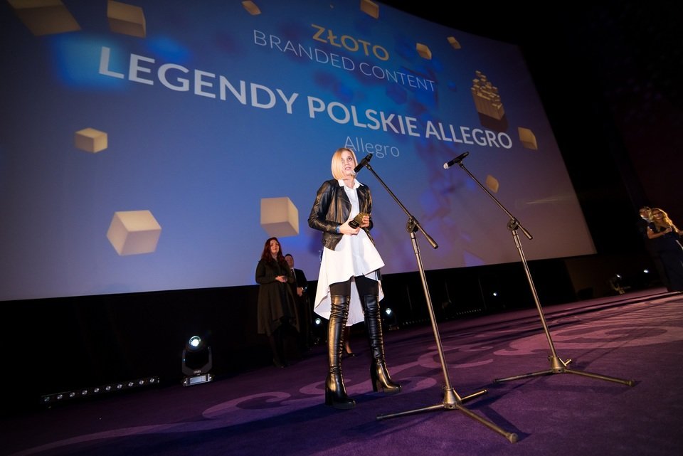 Tylko laureaci złotych statuetek mogli wygłosić podziękowania ze sceny. Tu: Anna Iller, Branded Content Manager w Allegro, po odebraniu złotej statuetkę. Fot. Darek Kociak