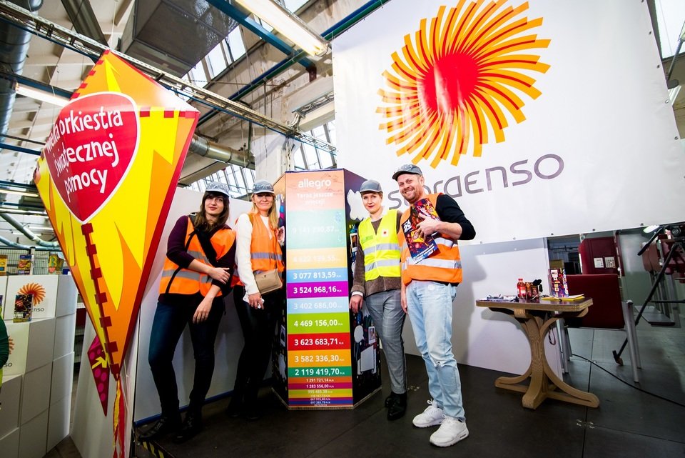 Ekipa Allegro. W fabryce w Łodzi, produkującej finałowe puszki, o 18 latach wspólnego grania w Internecie opowiadał Krzysztof Śpiewek. Fot. Darek Kociak