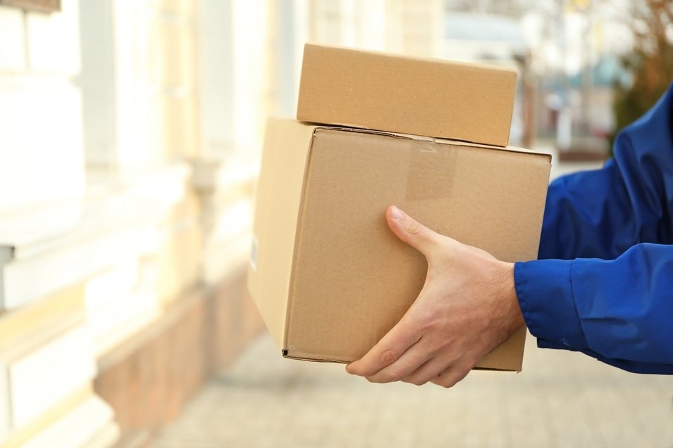 Sprzedawca, który wystawia przedmioty w Strefie okazji, musi zagwarantować obsługę większej liczby klientów niż zwykle, a także szybką i często darmową wysyłkę. Fot. Shutterstock.com