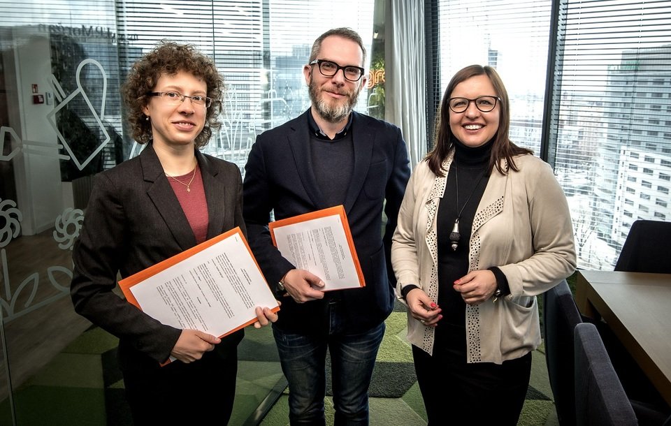 Na zdjęciu od lewej: Pani dr Anna Tatar (Stowarzyszenie Nigdy Więcej), Paweł Klimiuk (Allegro) i Pani Sylwia Podgórska (współpracowniczka Stowarzyszenia "NIGDY WIĘCEJ"). 