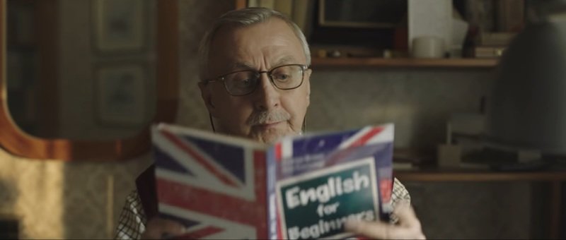 Kadr z najnowszej, świątecznej reklamy Allegro Czego szukasz | Angielski