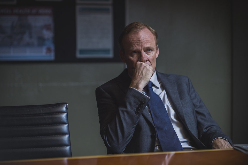 Allistair Petrie jako George White w szpiegowskim serialu stacji FOX DEEP STATE. Prawa autorskie: FOX Networks Group.