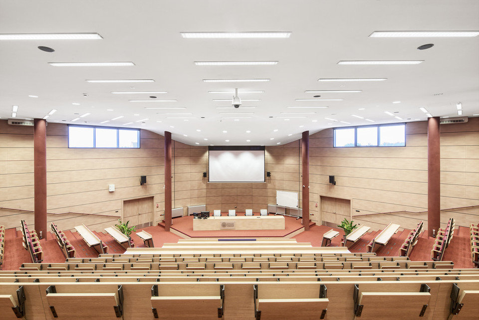 Centrum Nowych Technologii, Uniwersytet Ekonomiczny w Katowicach, Polska, 5000 m2. Zastosowany produkt: ROCKFON® Mono® Acoustic, white