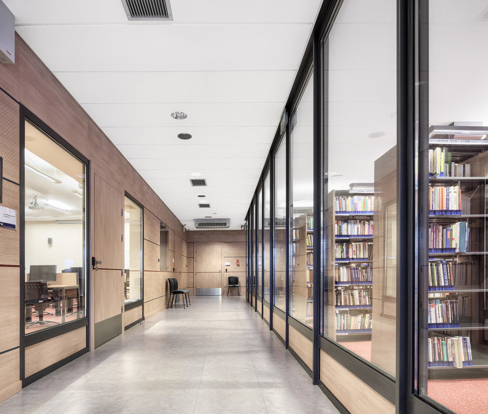 Centrum Nowych Technologii, Uniwersytet Ekonomiczny w Katowicach, Polska, 5000 m2. Zastosowany produkt: ROCKFON® Sonar, E24-edge, 2400x600
