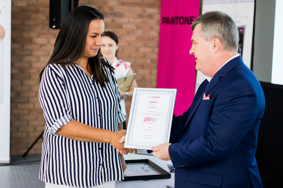 Customer service manager MAKE HOME odbiera pamiątkowy dyplom