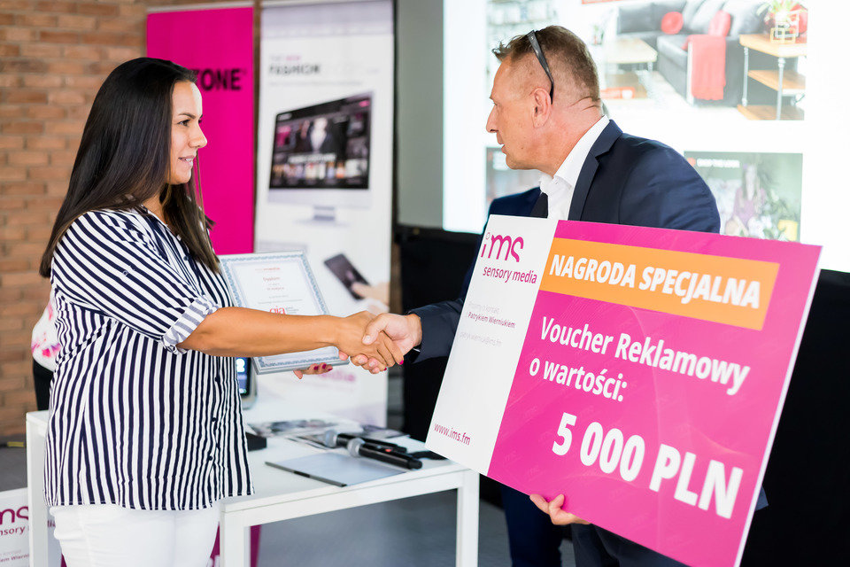 Kinga Świątek-Wolna odbiera nagrodę za zdobycie III miejsca w konkursie gia - Voucher reklamowy o wartości 5000 PLN
