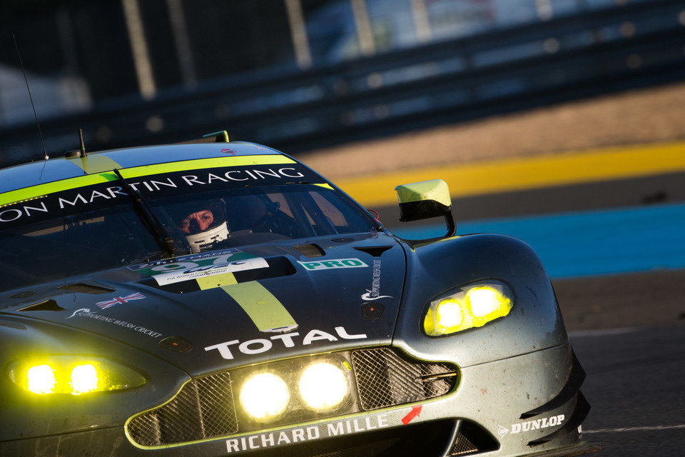 2017.06.27 -01- Triumf marki TOTAL i samochodów Aston Martin w 24-godzinnym wyścigu w Le Mans.jpg