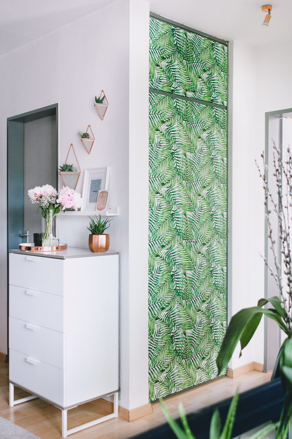 Pixers DIY self-adhesive wallpaper door makeover by @rosegoldandmarble.de. <br>Source: https://www.instagram.com/p/BUZb4vyAvhS/