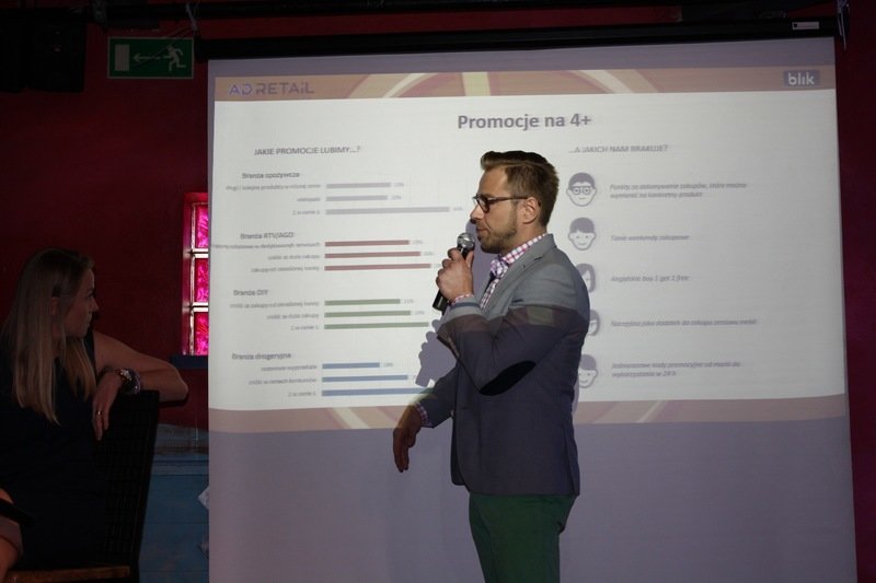 Michał Rosiak (kierownik sprzedaży AdRetail w Grupie Interia) prezentujący wyniki raportu