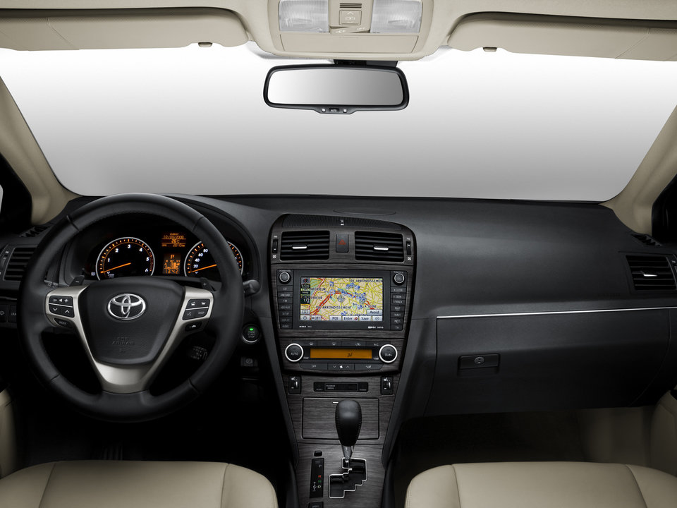 Toyota_avensis_sedan_101.jpg