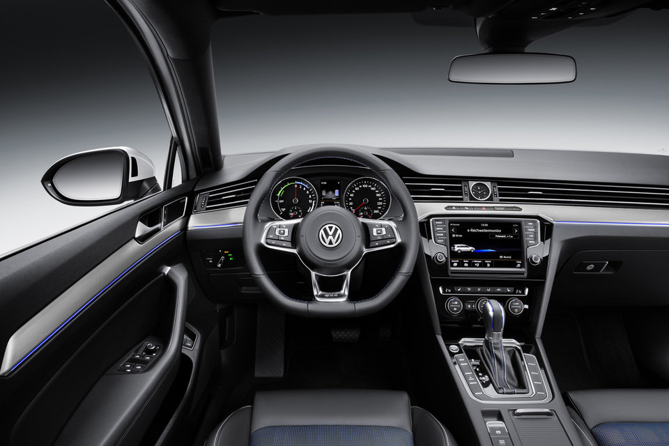 Volkswagen_passat_variant_gte_2.jpg