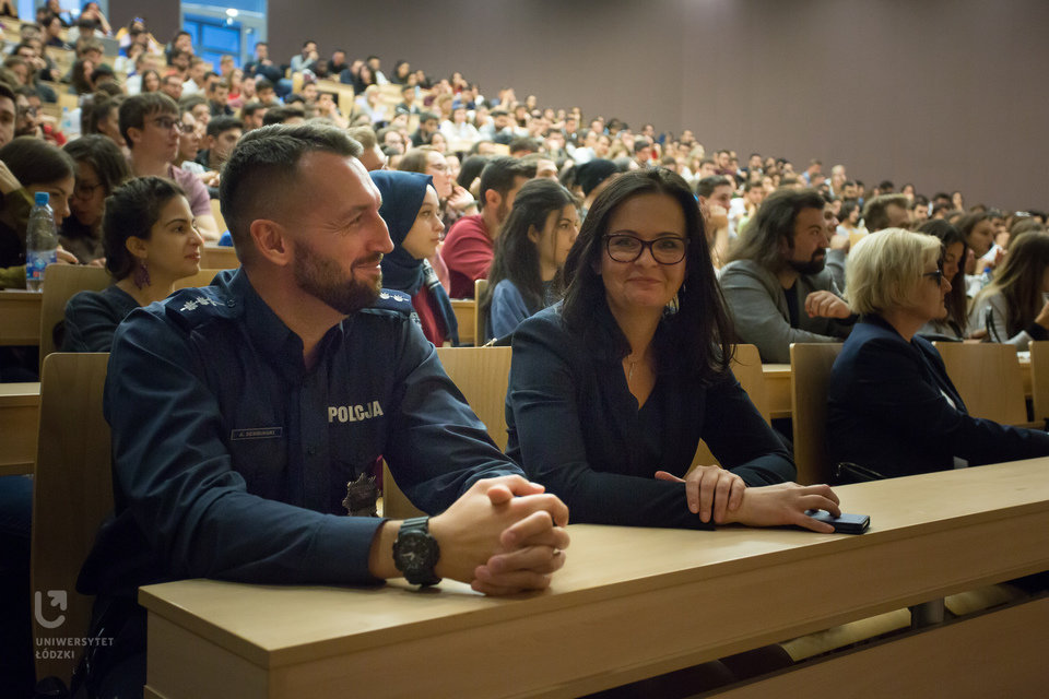 W czasie Welcome Meetings na auli pomaga nam regularnie łódzka policja.