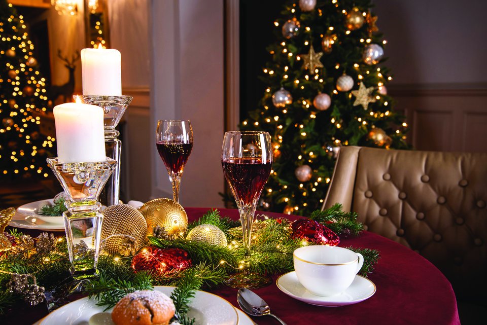 AlmiDecor_zastawa stołowa Dibbern Golden Lane, kieliszki AlmiDecor Sofiane.jpg