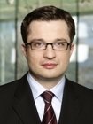 Michał Szymański ma 32 lata. Jest doktorem nauk ekonomicznych, absolwentem Szkoły Głównej Handlowej w Warszawie. Legitymuje się prestiżowym tytułem CFA (Chartered Financial Analyst). Od 1996 roku, kiedy został licencjonowanym doradcą inwestycyjnym, jest związany z rynkiem kapitałowym. W latach 1996-98 pracował w Departamencie Zarządzania Portfelem w Creditanstalt Securities SA, zaś od 1998 roku w ING Investment Management SA, spółki zarządzającej aktywami o wartości ponad 6 miliardów zł. Pełnił tam obowiązki doradcy inwestycyjnego i zastępcy dyrektora inwestycyjnego oraz odpowiadał za zarządzanie funduszami inwestycyjnymi oraz portfelami klientów instytucjonalnych i indywidualnych. Koordynował również działalność analityczną dotyczącą rynku akcji.