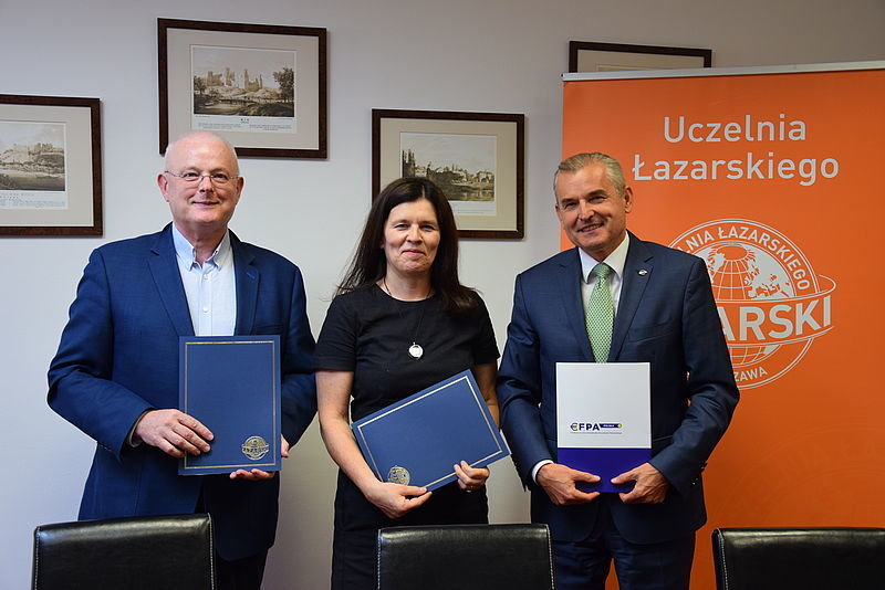 Od lewej: Prezes Warszawskiego Instytutu Bankowości, Krzysztof Kokot, Prezes EFPA Polska, Mariola Szymańska-Koszczyc, oraz Prezydent Uczelni Łazarskiego Juliusz Madej