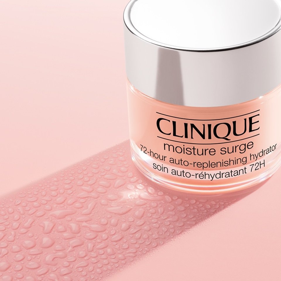 Moisture Surge™ 72-Hour Auto-Replenishing Hydrator – szybko wchłaniający się, nawilżający krem-żel o bogatej formule, który dostarcza skórze idealne nawilżenie aż przez 72 godziny, nawet po umyciu twarzy. Krem wygładza drobne linie powstałe w wyniku przesuszenia, minimalizując zarazem łuszczenie się i napięcie skóry będące następstwem odwodnienia. W wyniku regularnego stosowania kremu naturalna bariera ochronna skóry i jej zdolność do zatrzymywania wilgoci zostają wzmocnione, a skóra zyskuje nieustająco świeży, jędrny wygląd i zdrowy blask.