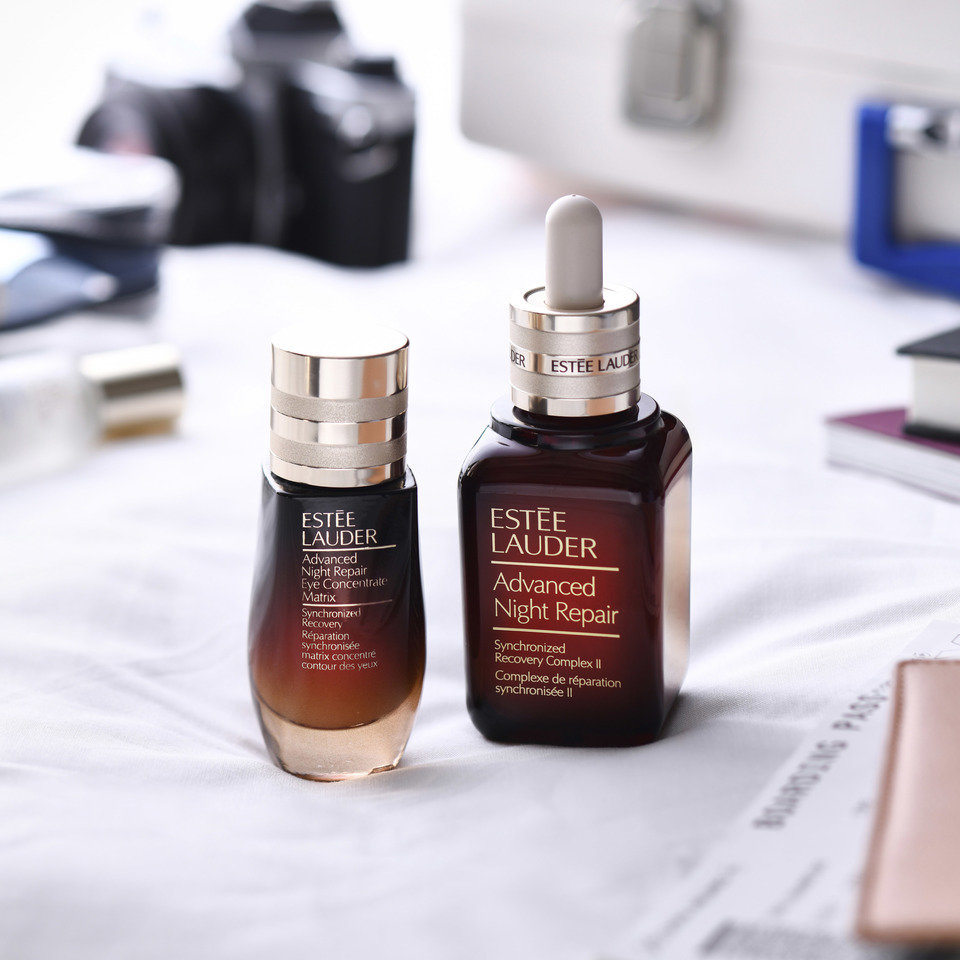 Niezwykle skuteczne serum Estée Lauder z rewolucyjną technologią ChronoluxCB™ łączy oczyszczanie i synchronizację komórek, wspomagając skórę w naprawie widocznych uszkodzeń, powstałych wskutek oddziaływania czynników zewnętrznych, takich jak promieniowanie UV i zanieczyszczenie powietrza. Drobne linie i zmarszczki powinny być ograniczane, a skóra trwale nawilżona. Skóra wygląda na młodszą, świeższą i bardziej gładką. Obudź się z widocznie piękniejszą skórą! Każdego dnia!