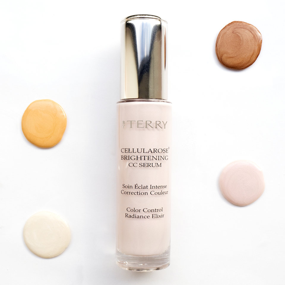 Daj swojej cerze uwodzicielski akcent świeżości dzięki tej uniwersalnej formule od By Terry, którą umiejętnie rozjaśni Cellular Brightening CC Lumi Serum. Komórki macierzyste białej róży (Rosa alba) stymulują skórę, rozświetlając ją. Regulują cerę i działają tonizująco na skórę. Chronią skórę przed stresem (działanie anty-oksydacyjne) i pomagają przywrócić pierwotną równowagę - dla naturalnej, zdrowej cery. Kompleks I.G.P. (Intensive Glow Perfector) wspomaga naturalny proces eksfoliacji i wydobywa promienne piękno Twojej skóry.